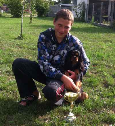 deivids et sa coupe gagnee a un concours canin